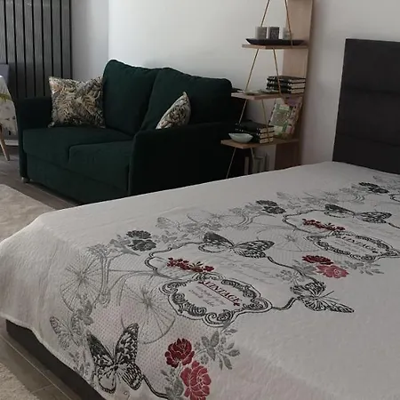 Alexandra Alezzi Appartement *